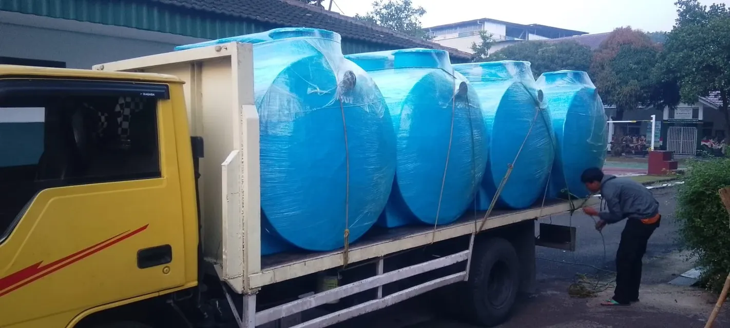 Tangki IPAL Synera dimuat di truk untuk pengiriman ke lokasi SPPG.
