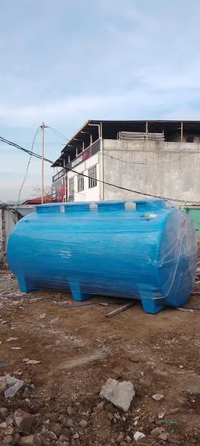 Tangki IPAL Synera horizontal terpasang di area luar bangunan.