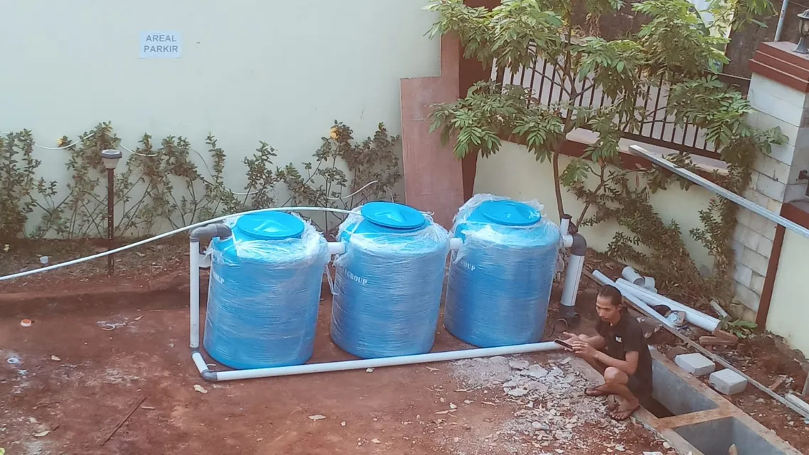 Tiga tangki IPAL Synera terpasang di atas dudukan beton di lokasi klien.